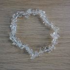 Bergkristall Splitterarmband aus klaren Natursteinen auf heller Holzoberfläche
