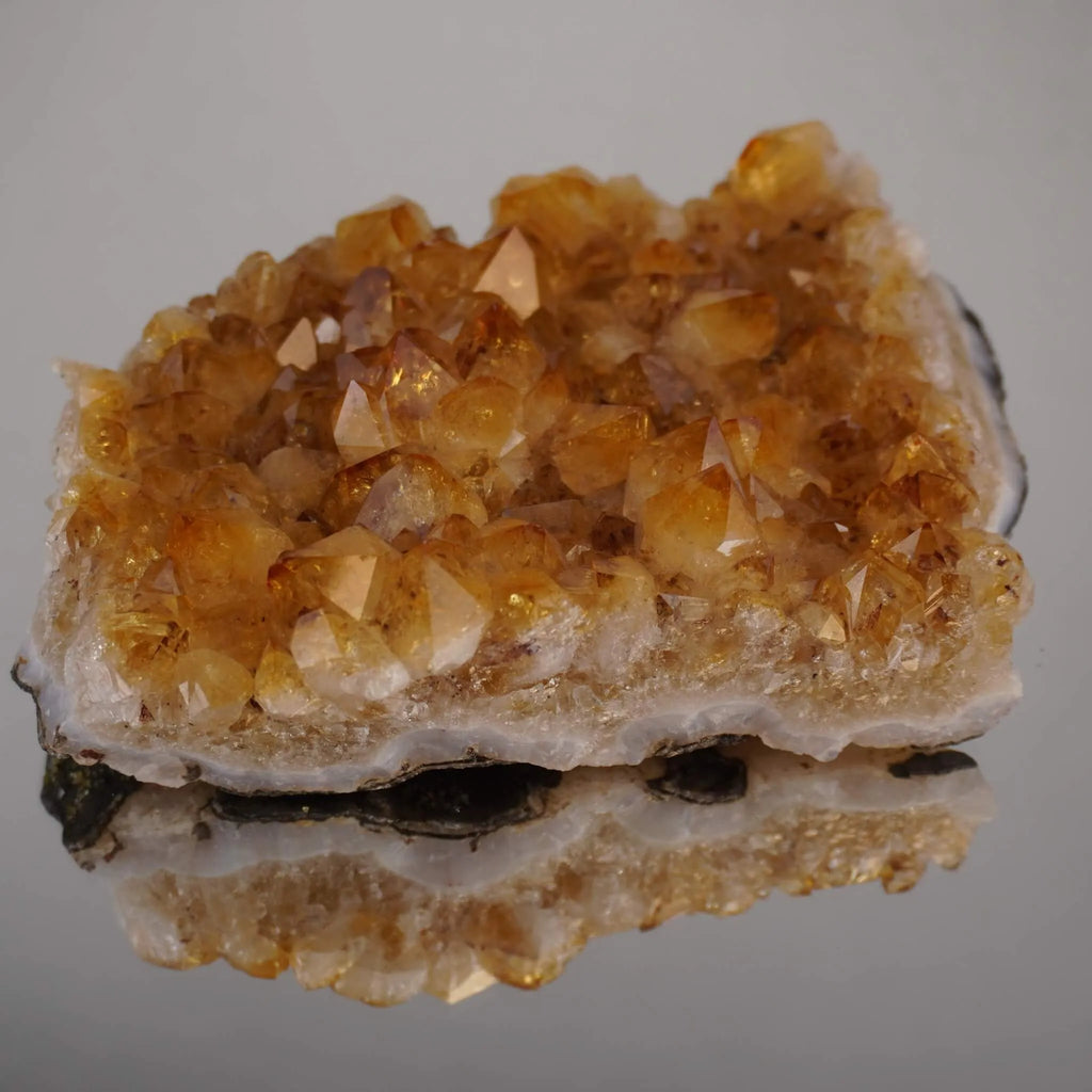 Citrin Cluster mit klarer Spiegelung auf glänzender Unterlage