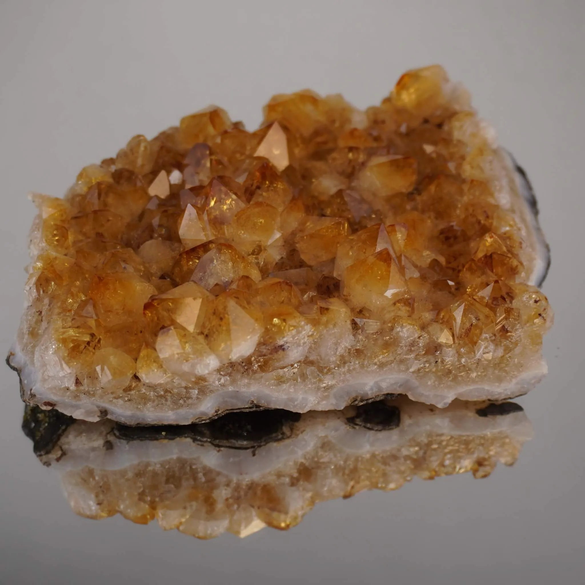 Citrin Cluster mit klarer Spiegelung auf glänzender Unterlage