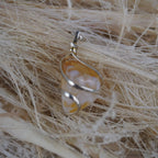 Citrin Kettenanhänger mit silberfarbener Metallfassung auf hellen Naturfasern dekoriert