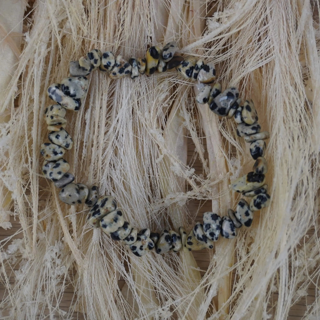 Dalmatiner Jaspis Splitterarmband auf hellem Naturfaserdekor mit Struktur