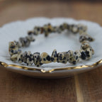 Dalmatiner Jaspis Splitterarmband auf weißem Teller mit Goldrand präsentiert