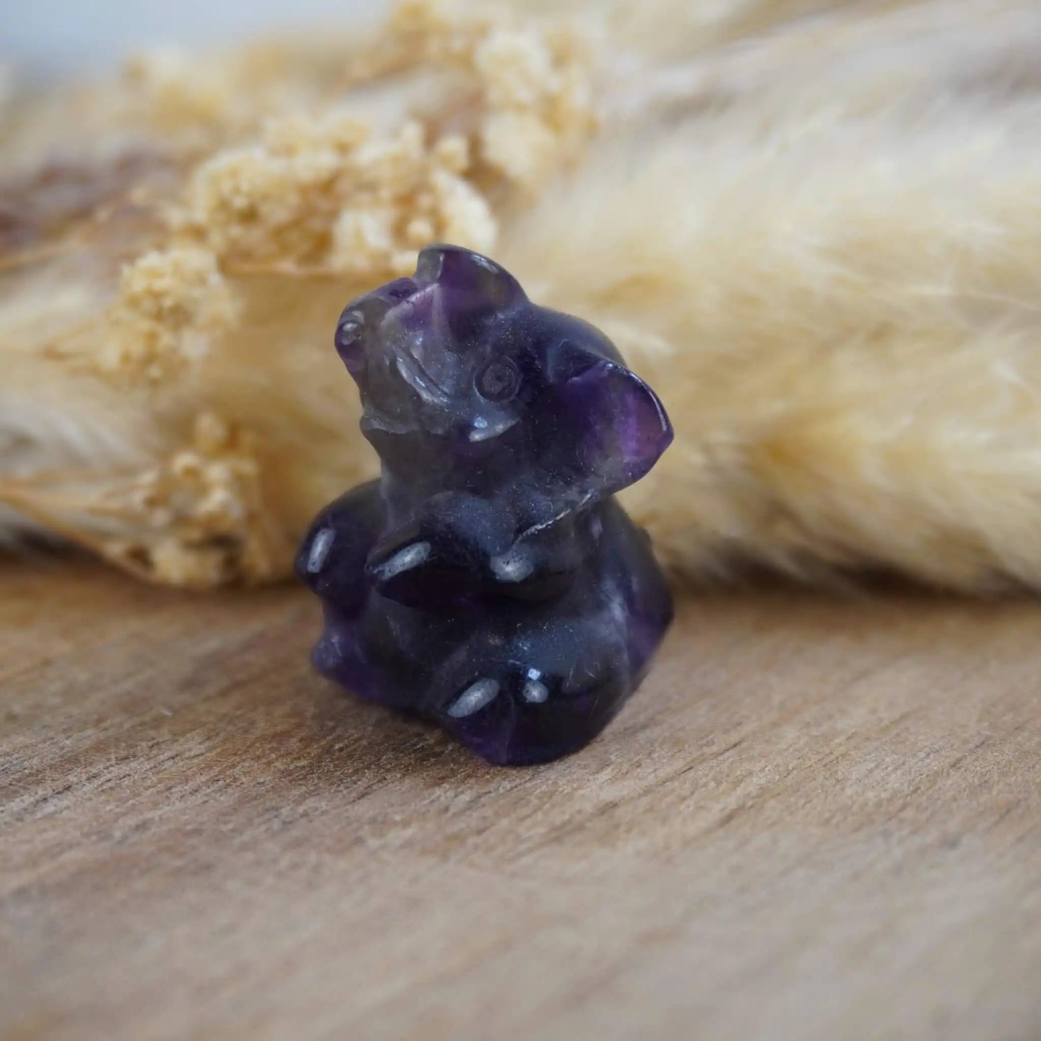 Edelstein Elefantenfigur aus Amethyst auf Naturdeko