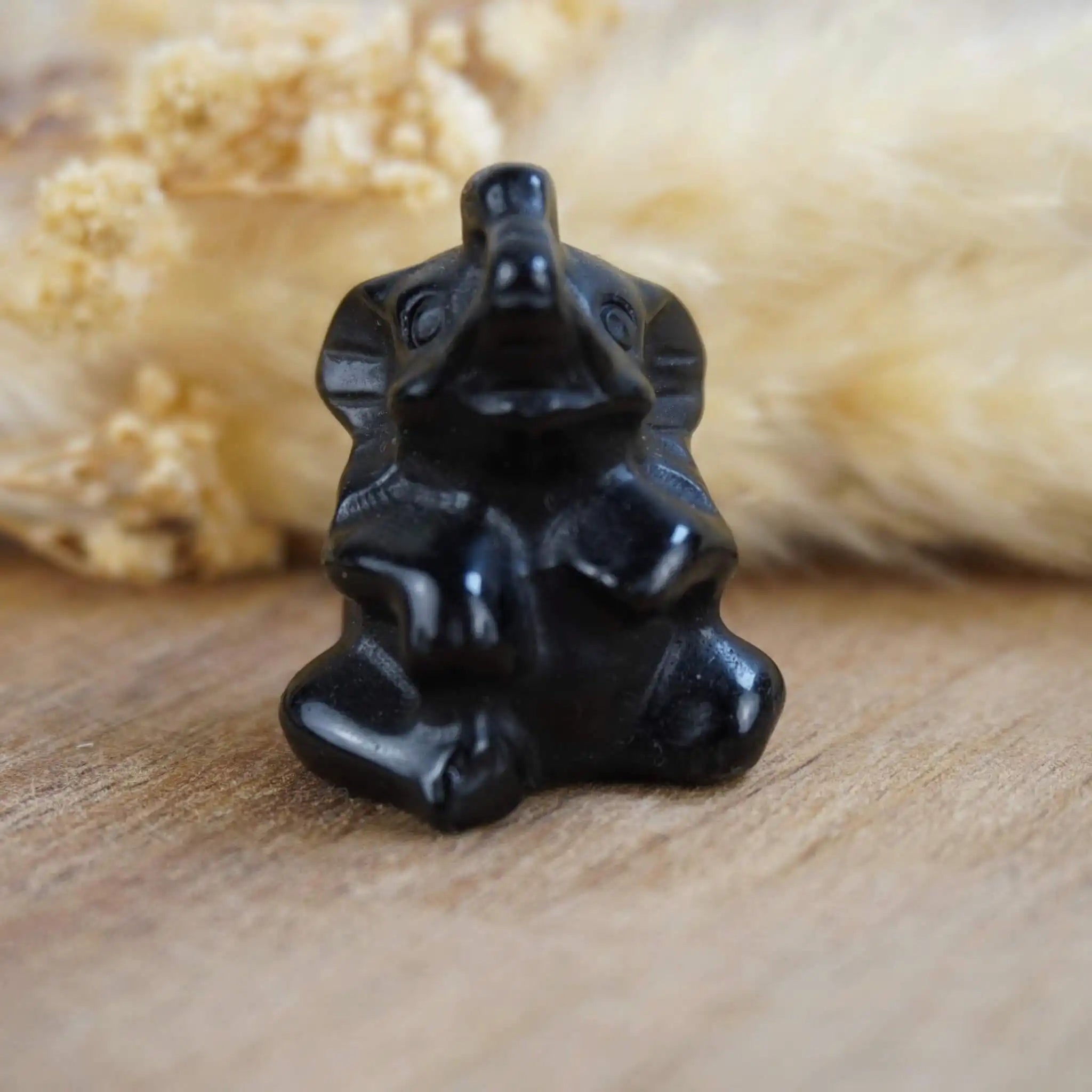 Edelstein Elefantenfigur aus Obsidian auf Naturdeko