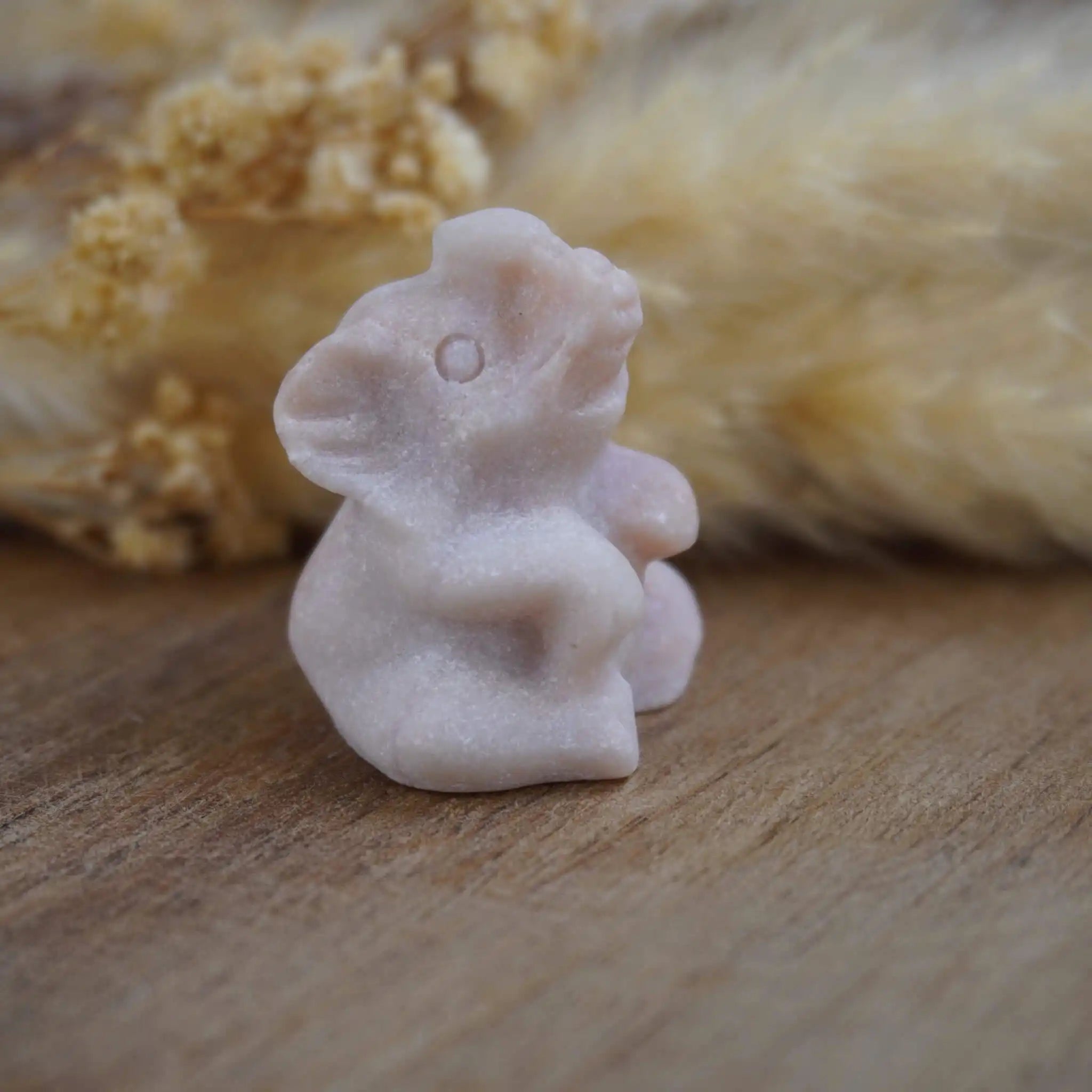 Edelstein Elefantenfigur aus rosa Andenopal auf Naturdeko
