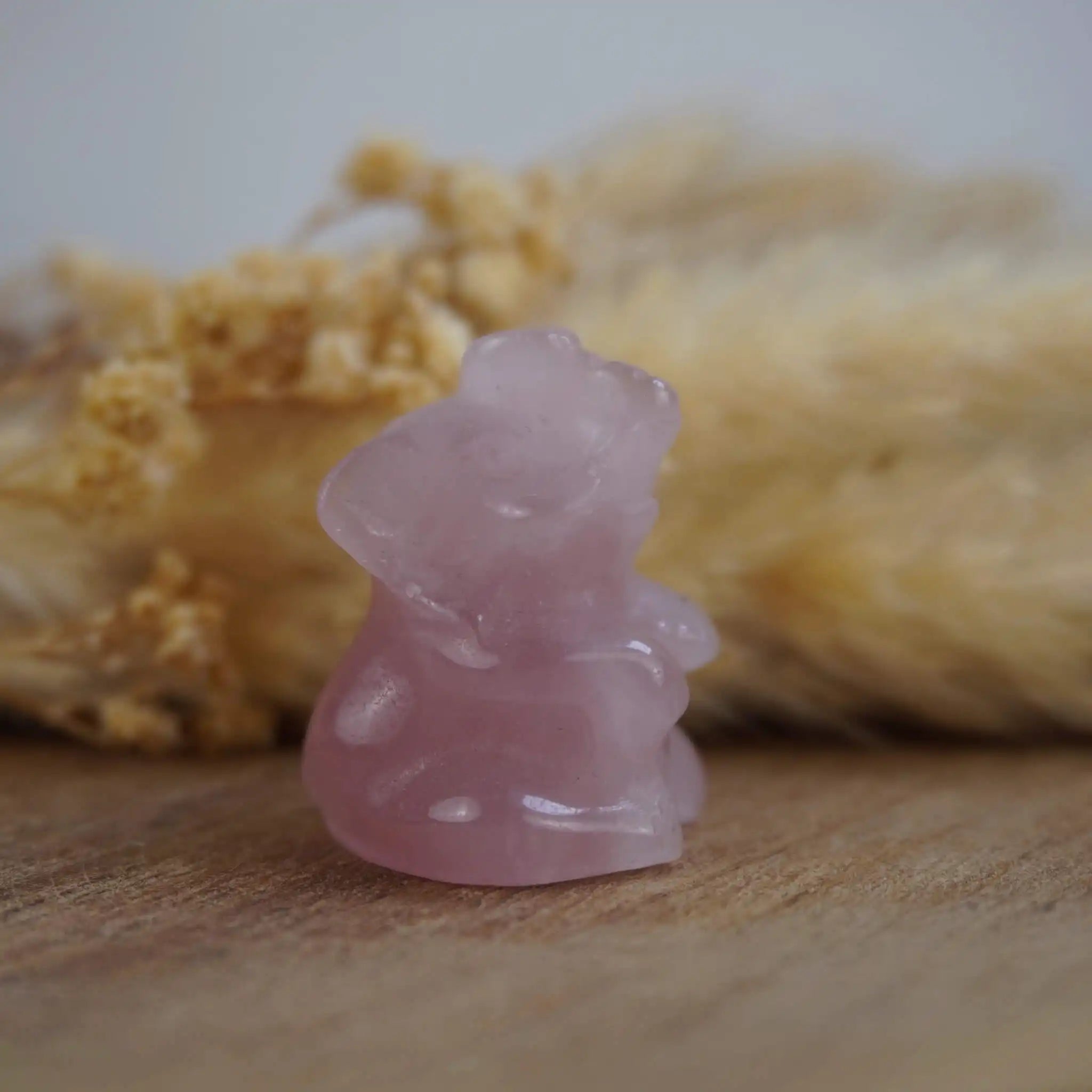 Edelstein Elefantenfigur aus Rosenquarz auf Naturdeko