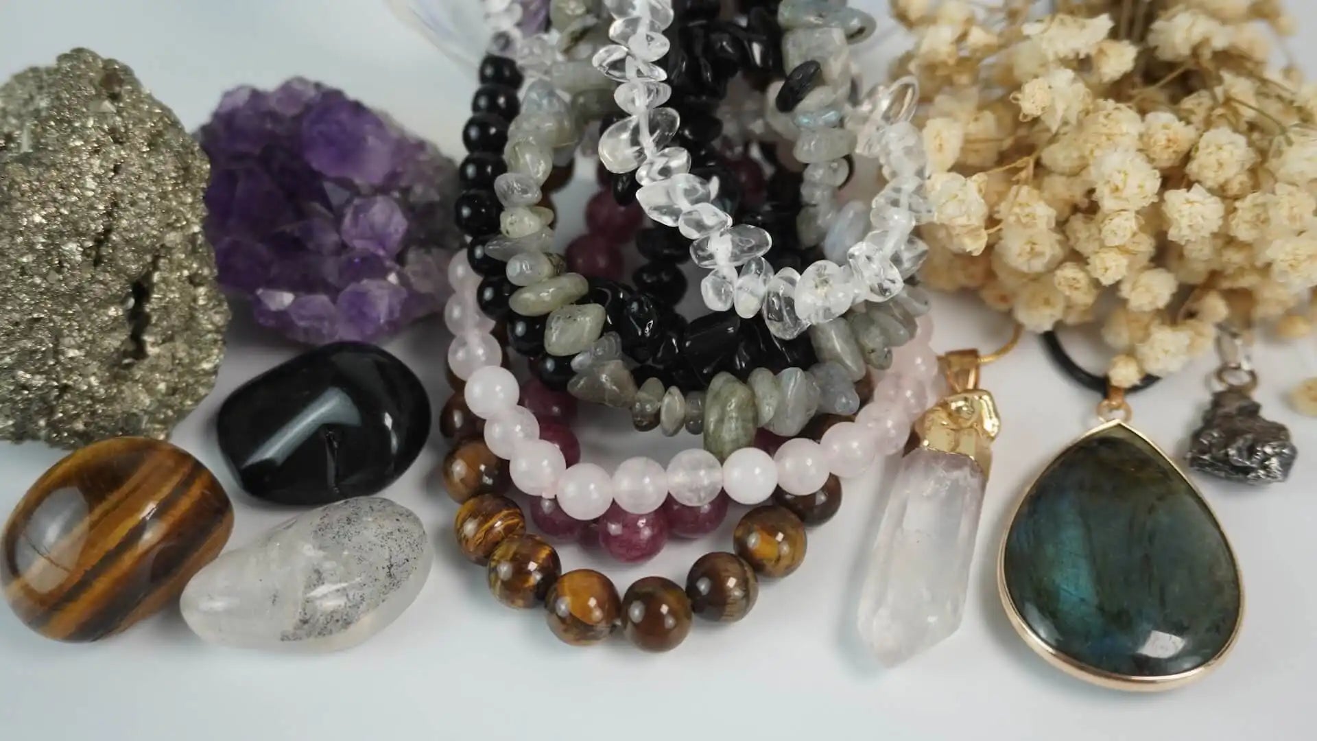 Edelsteinschmuck mit Armbändern, Rohsteinen, Ketten und Amethyst