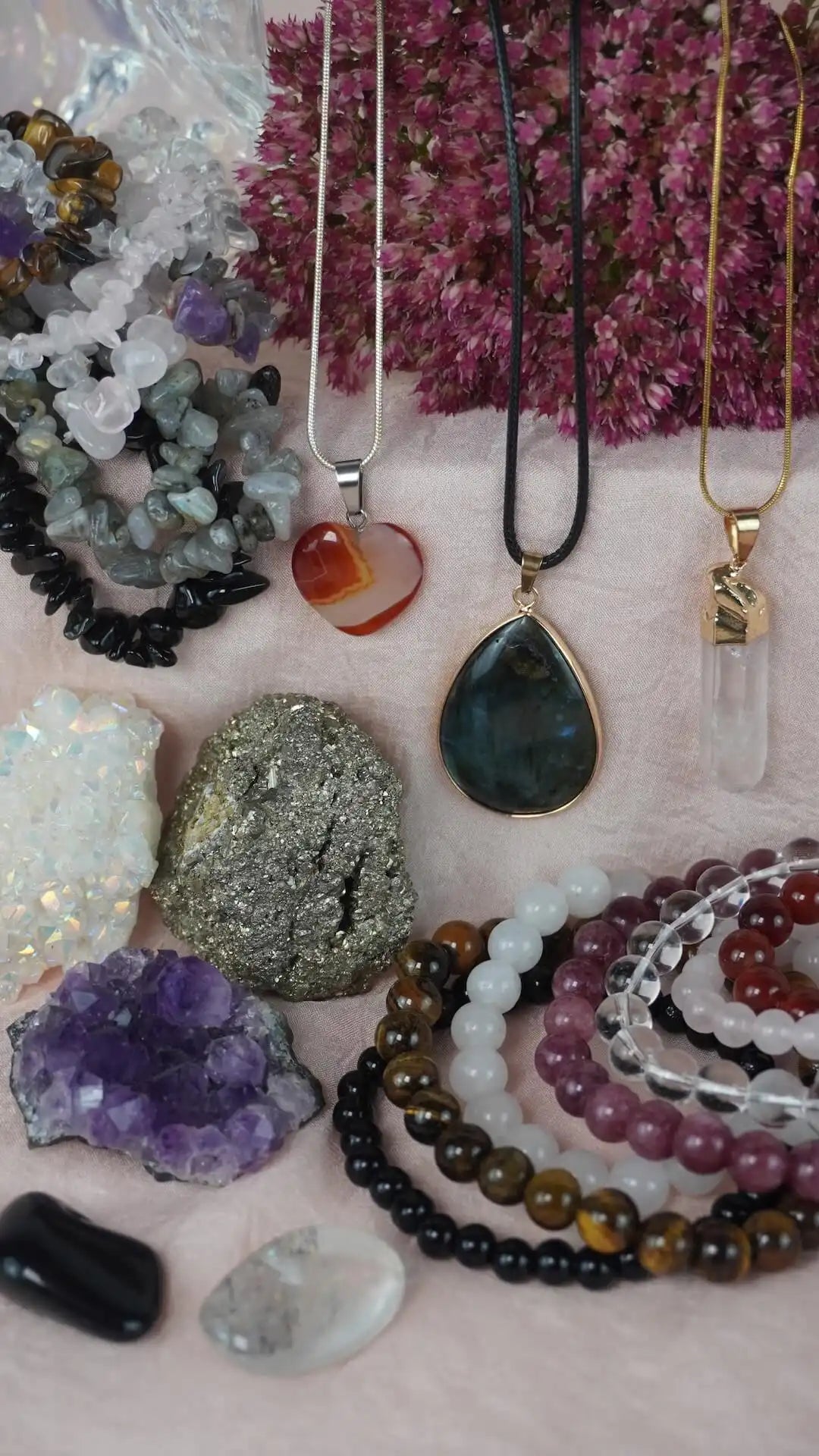 Edelsteinschmuck für unterwegs – Armbänder, Halsketten, Rohsteine und Trommelsteine