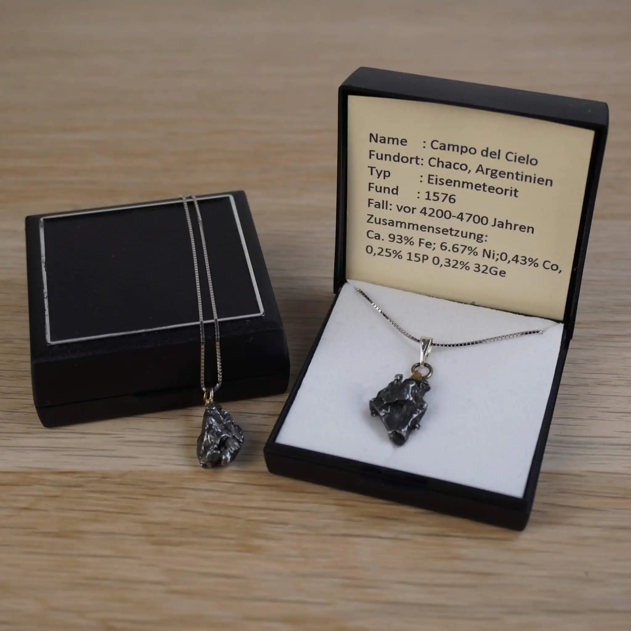 Eisenmeteorit Anhänger mit 925 versilberter Kette in Schmuckbox, Herkunftsinformation sichtbar