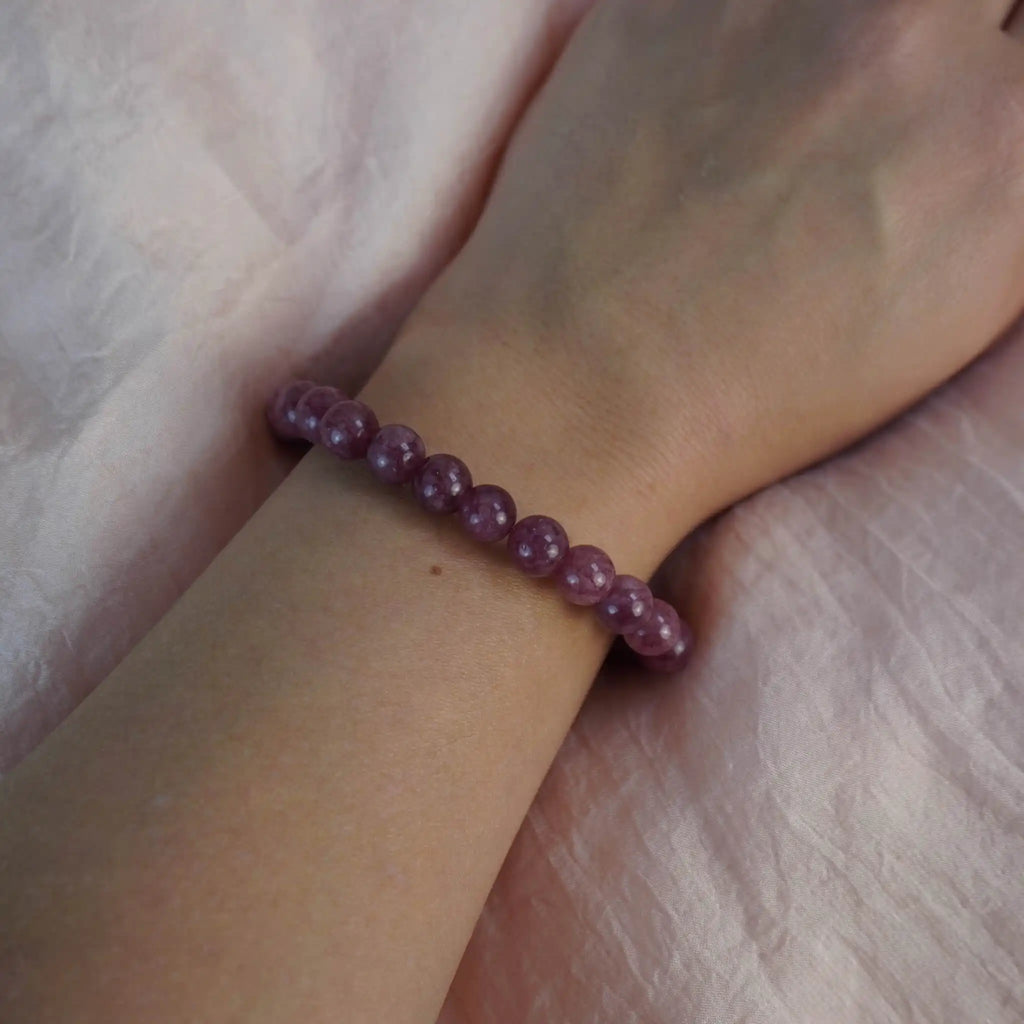Erdbeerquarz Kugelarmband am Handgelenk getragen