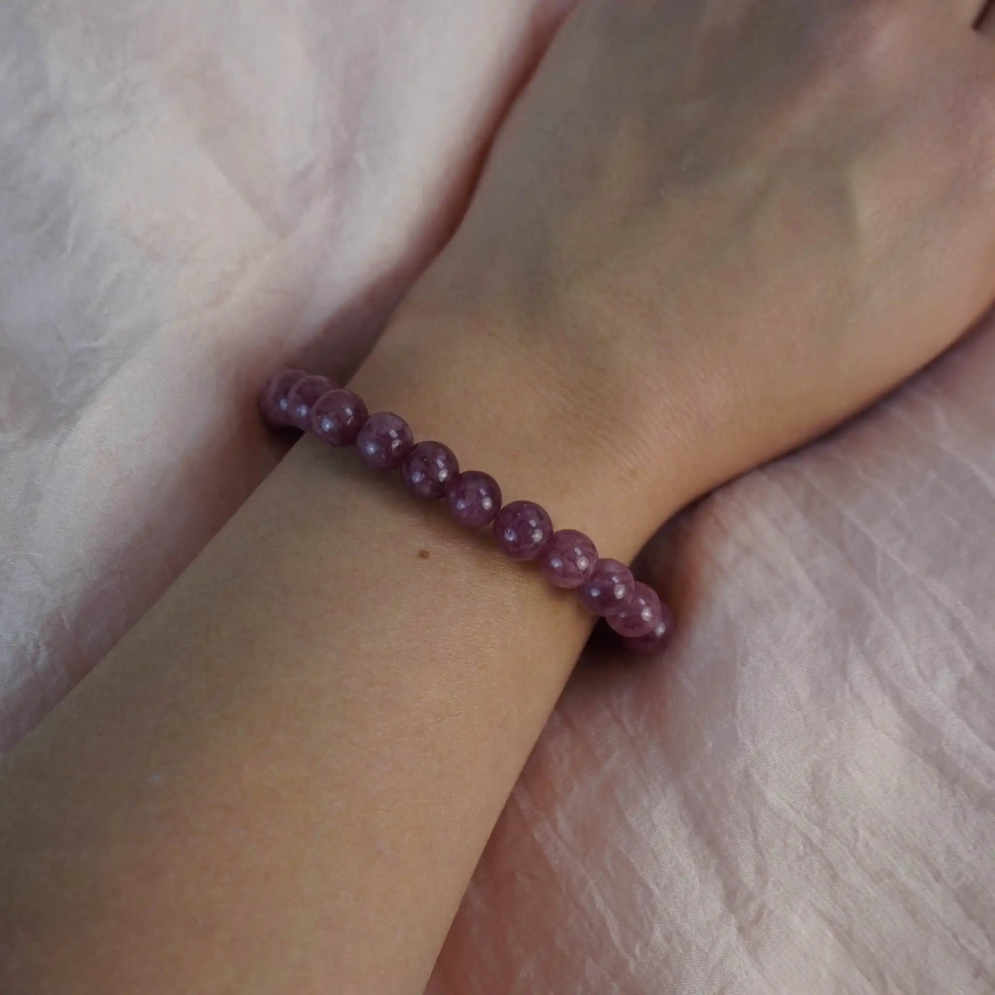 Erdbeerquarz Kugelarmband am Handgelenk getragen
