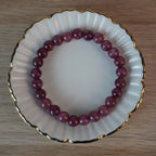 Erdbeerquarz Kugelarmband in eleganter Schmuckschale mit Goldrand