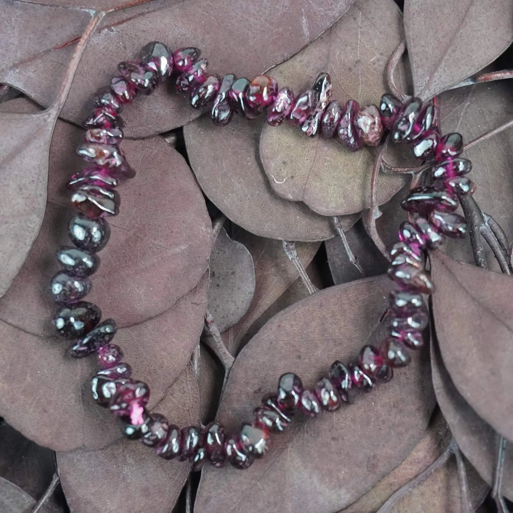 Granat Splitterarmband modern auf violett-braunen Blättern arrangiert