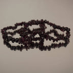 Granat Splitterarmband auf spiegelnder Fläche mit eleganter Reflexion