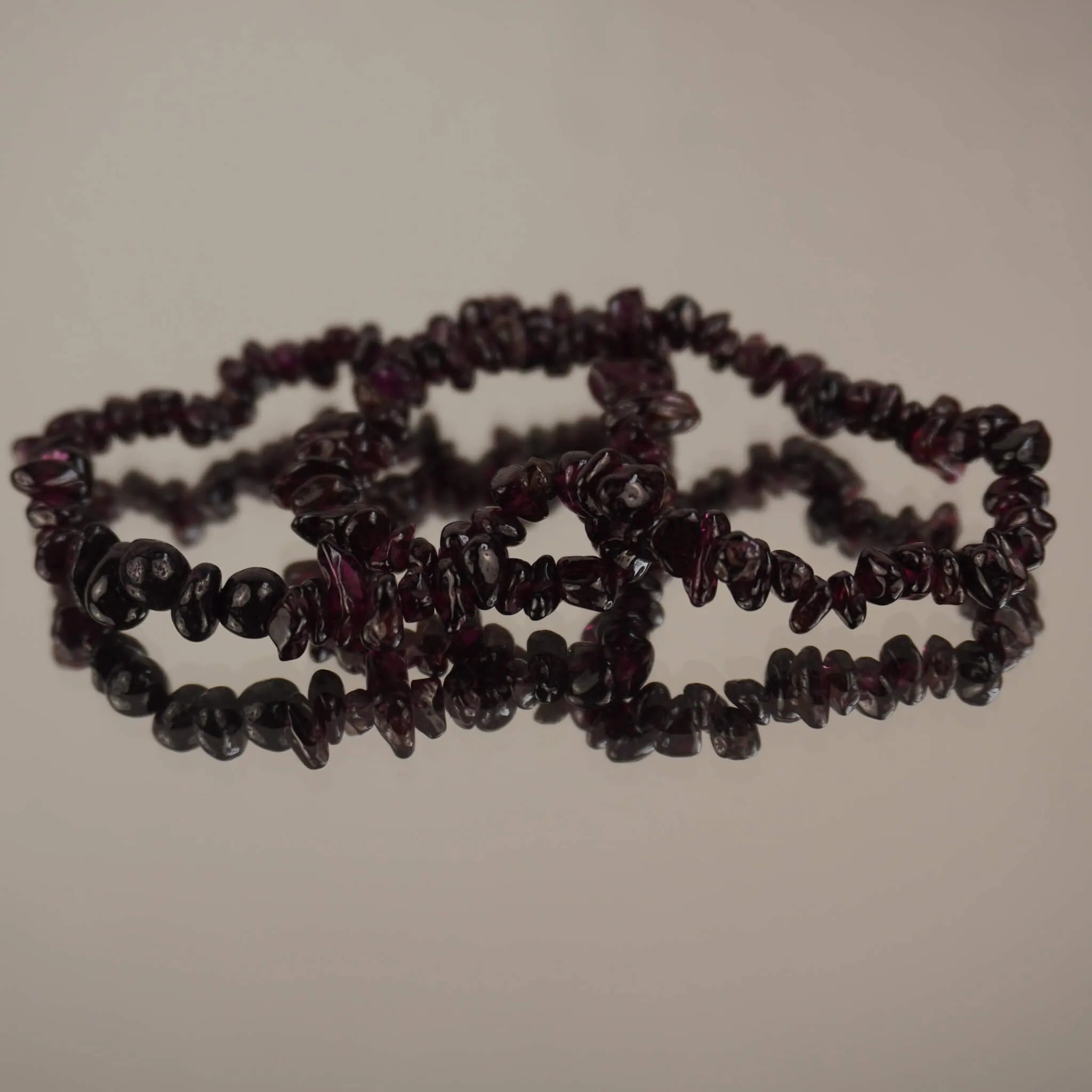 Granat Splitterarmband auf spiegelnder Fläche mit eleganter Reflexion