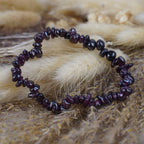 Granat Splitterarmband auf beigen Trockenblumen im natürlichen Boho-Stil