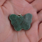 Grüner Aventurin Schmetterling Kettenanhänger in einer Hand präsentiert