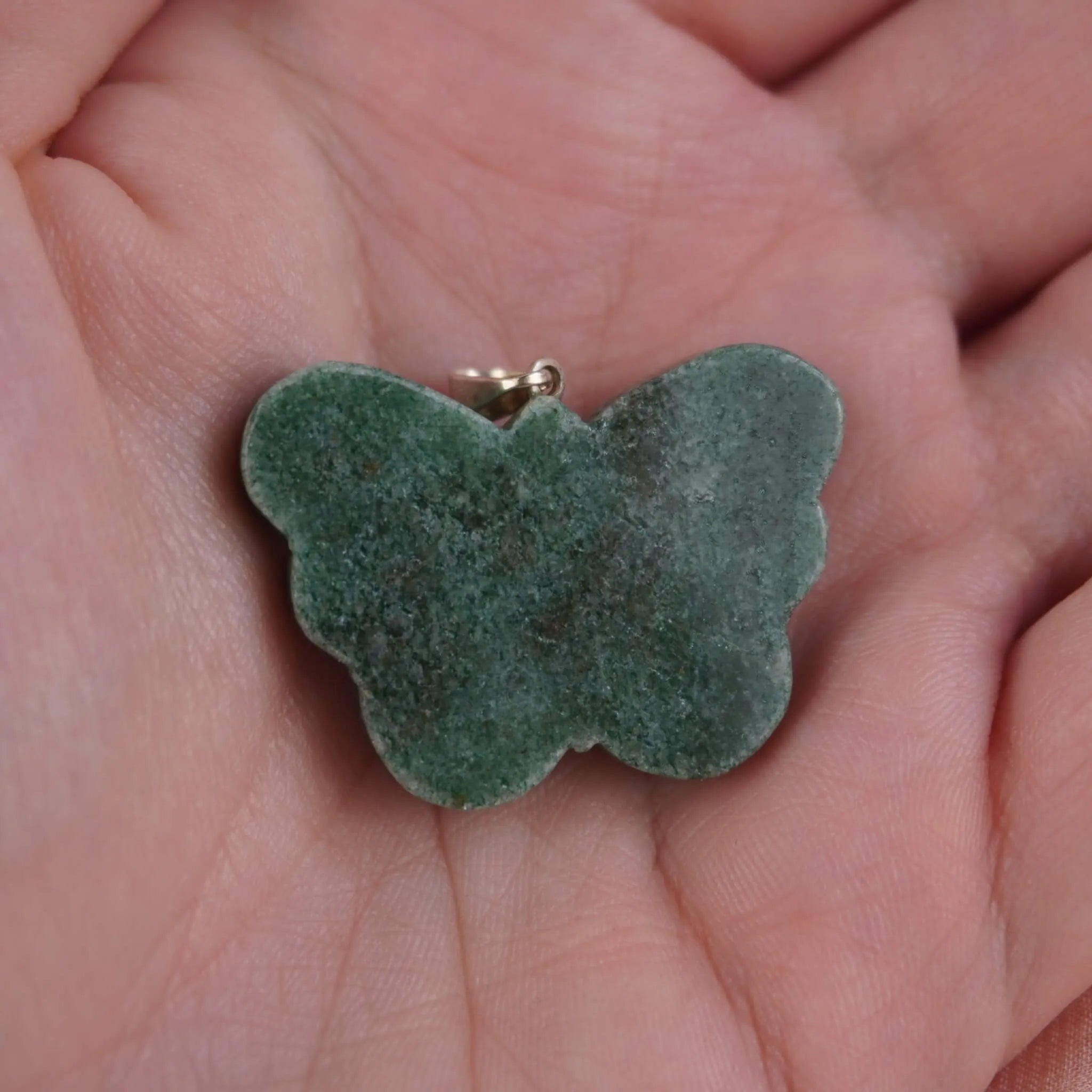 Grüner Aventurin Schmetterling Kettenanhänger in einer Hand präsentiert