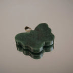 Grüner Aventurin Schmetterling Kettenanhänger mit silberner Öse und Spiegelung auf glänzender Fläche