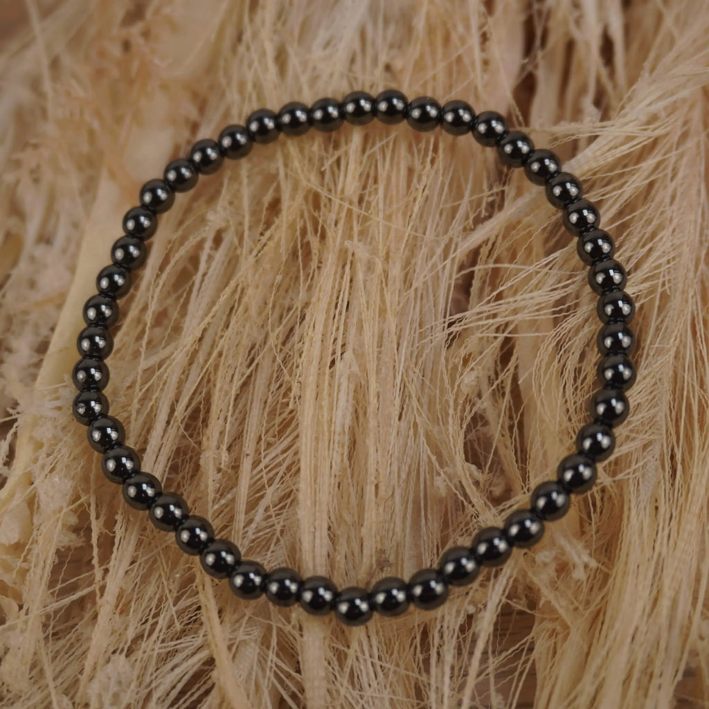 Hämatit Kugelarmband auf hellem Naturfaserdekor