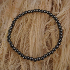 Hämatit Kugelarmband auf hellem Naturfaserdekor