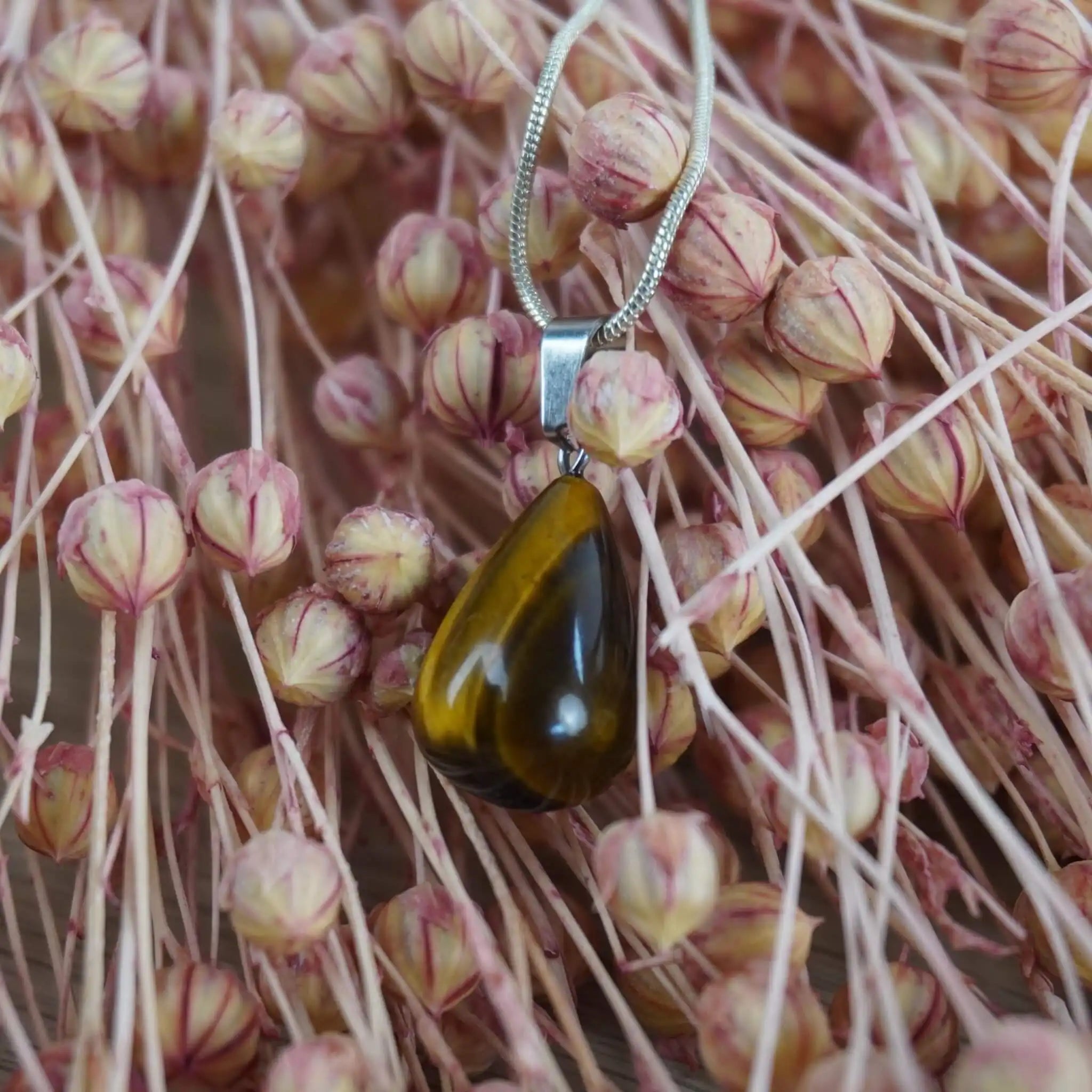 Tigerauge Anhänger in Tropfenform an 925 Silber Halskette dekoriert mit rosa Trockenblumen