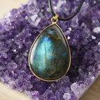 Halskette mit Labradorit Anhänger in Tropfenform auf Amethyst Kristall