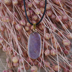 Halskette mit Amethyst Anhänger auf rosa Blütenständen