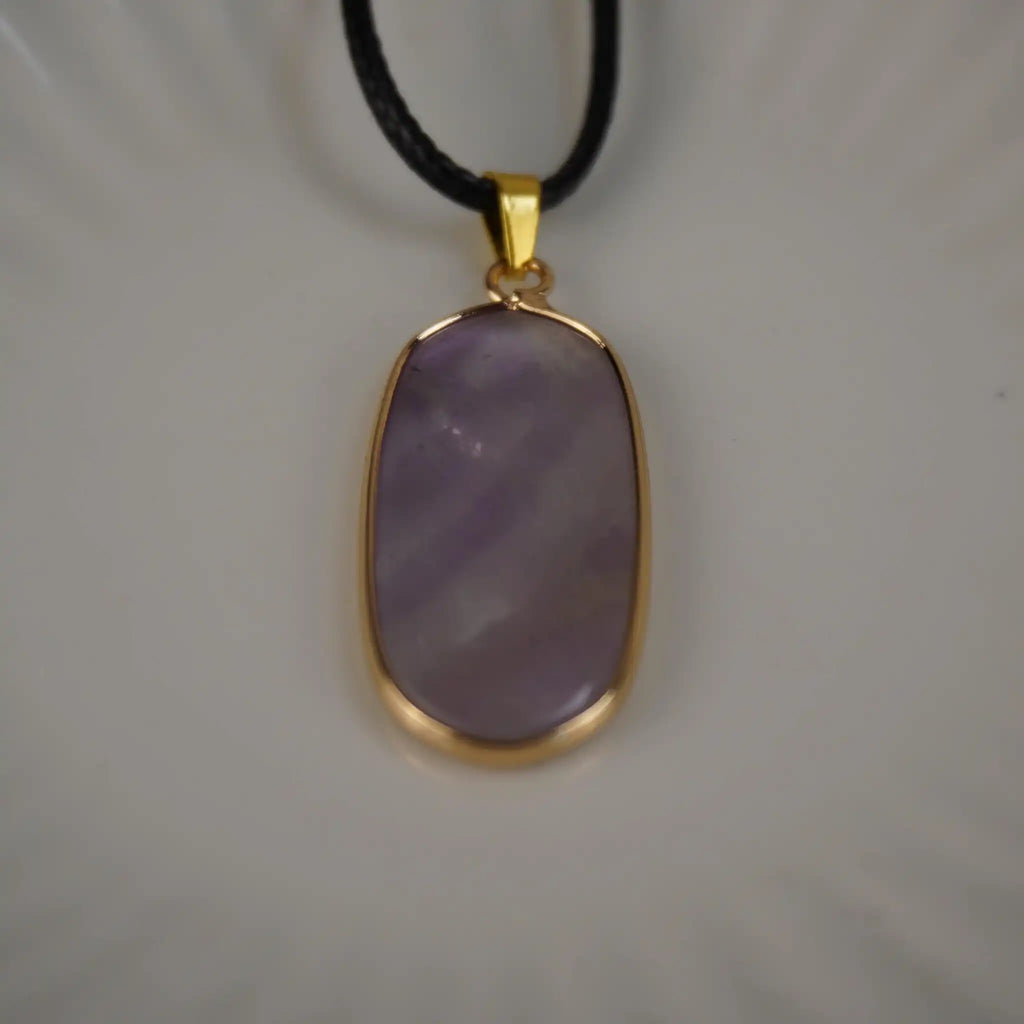 Halskette mit Amethyst Anhänger auf weißem Teller