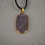 Halskette mit Amethyst Anhänger auf weißem Teller