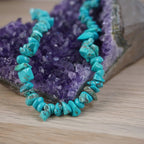 Halskette mit Türkis Edelstein-Splittern auf Amethyst-Druse dekoriert
