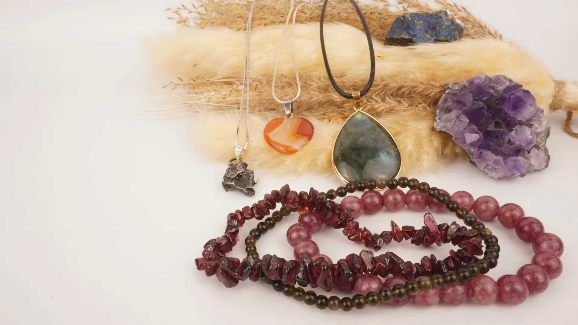 Edelsteinschmuck für unterwegs – Armbänder, Halsketten, Rohsteine und Trommelsteine