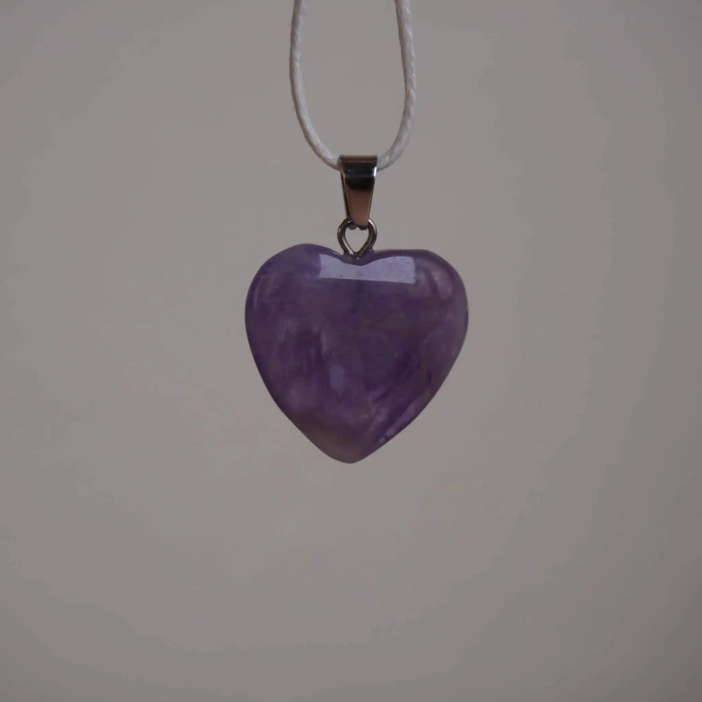 Lila Amethyst Herzanhänger aus Edelstein an weißer Stoffkette