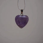 Lila Amethyst Herzanhänger aus Edelstein an weißer Stoffkette