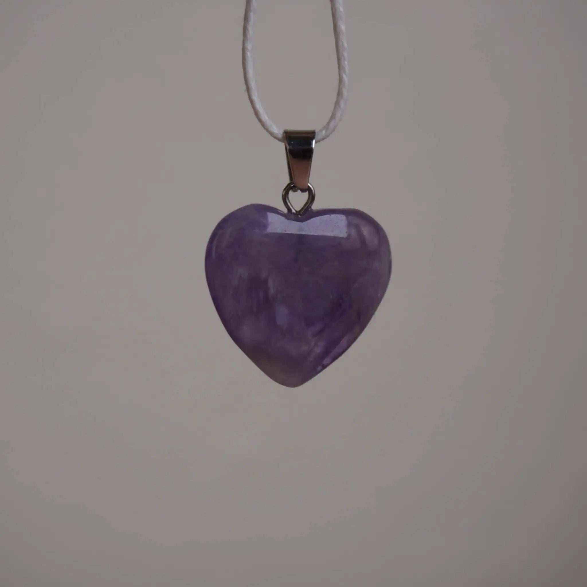 Lila Amethyst Herzanhänger aus Edelstein an weißer Stoffkette