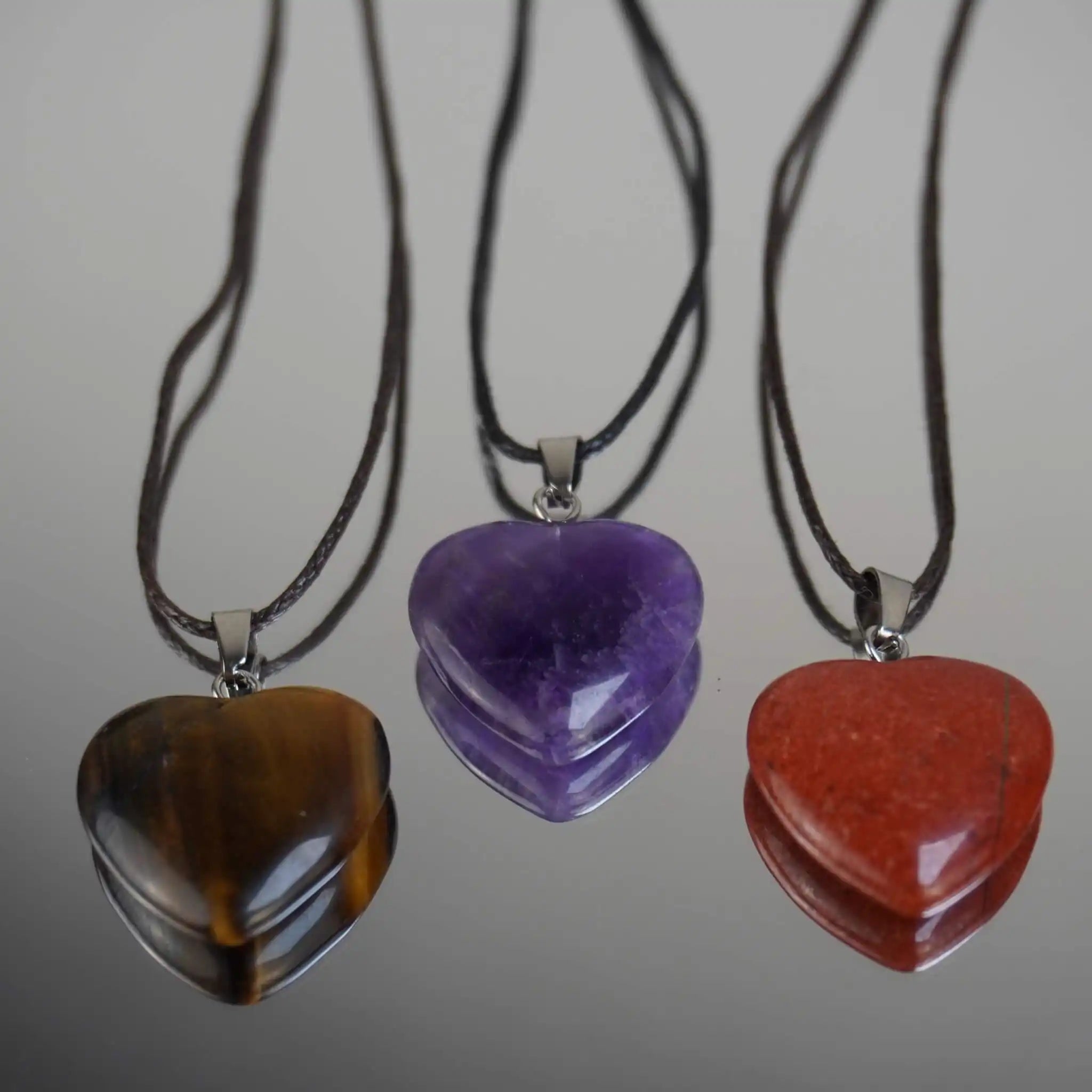 Drei Edelstein Herzanhänger an Stoffketten: Tigerauge, Amethyst und Jaspis