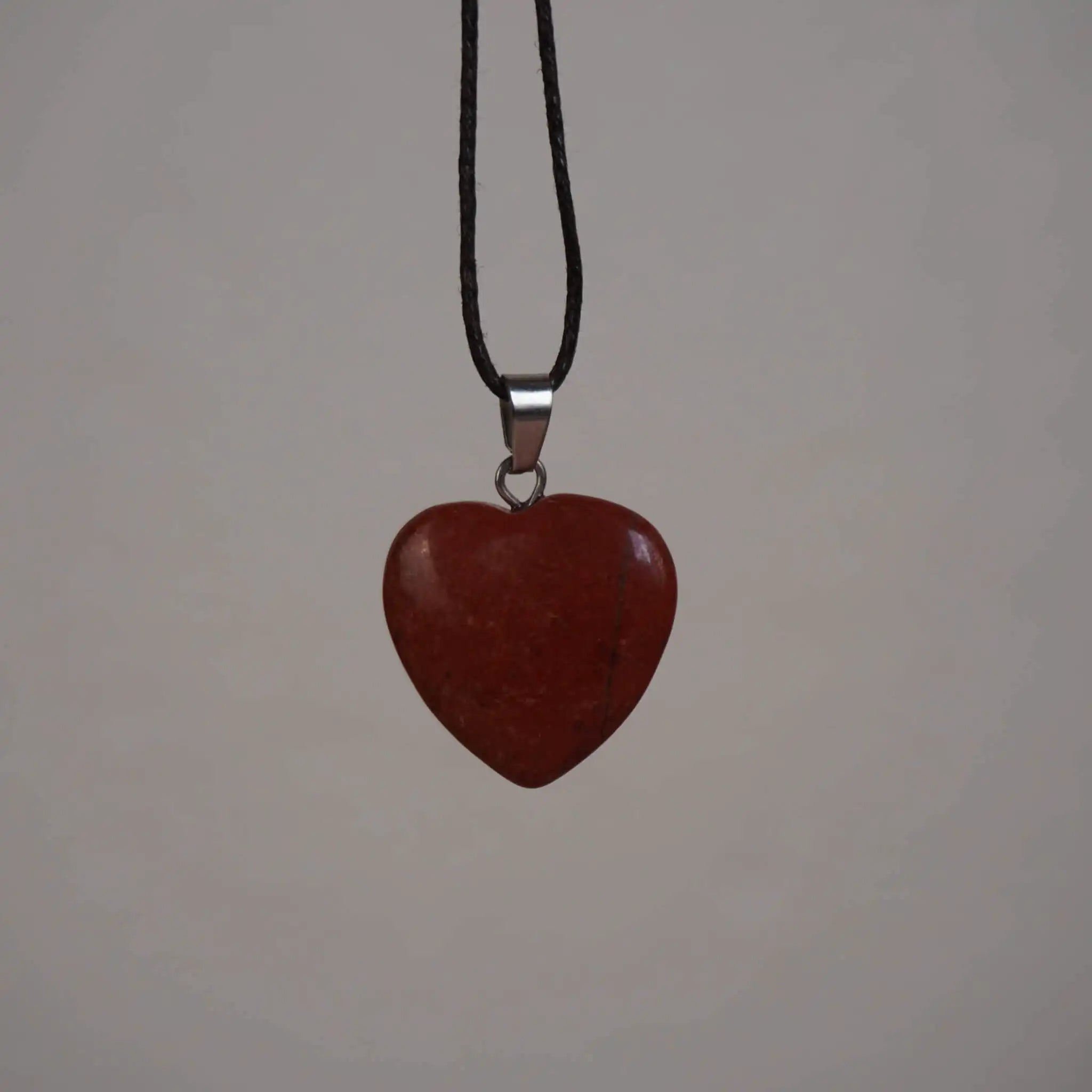 Roter Jaspis Herzanhänger aus Edelstein an schwarzer Stoffkette