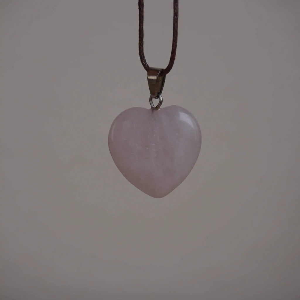 Herzanhänger aus Rosenquarz, Edelsteinschmuck an brauner Stoffkette