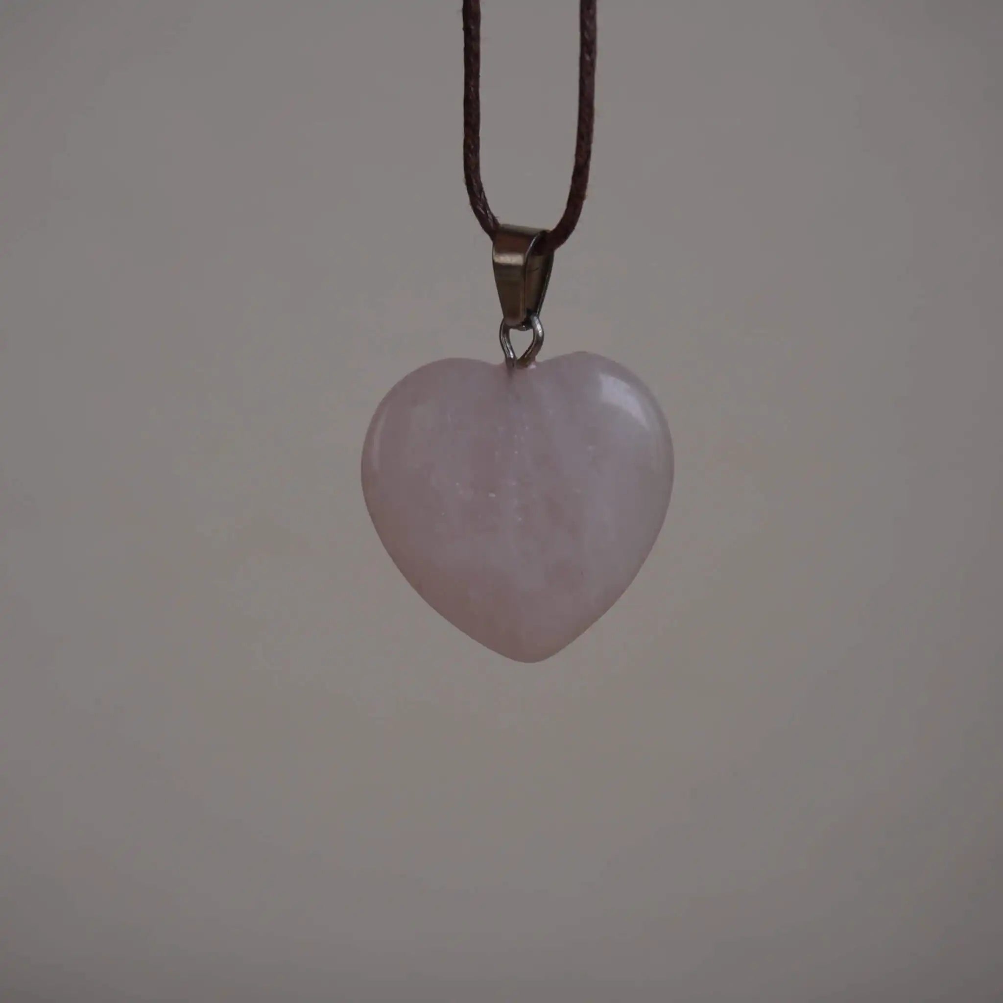 Herzanhänger aus Rosenquarz, Edelsteinschmuck an brauner Stoffkette