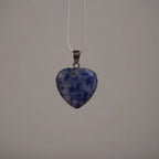 Blauer Sodalith Herzanhänger aus Edelstein an weißer Stoffkette