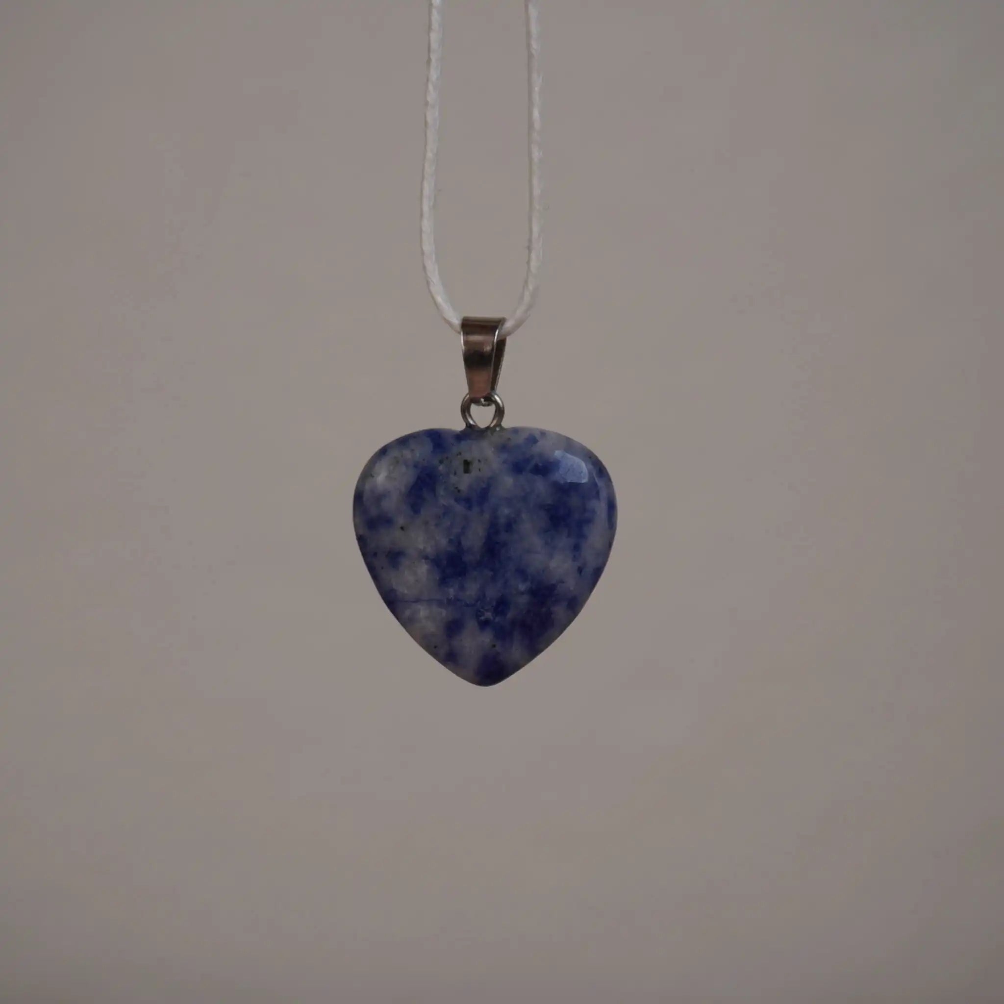 Blauer Sodalith Herzanhänger aus Edelstein an weißer Stoffkette