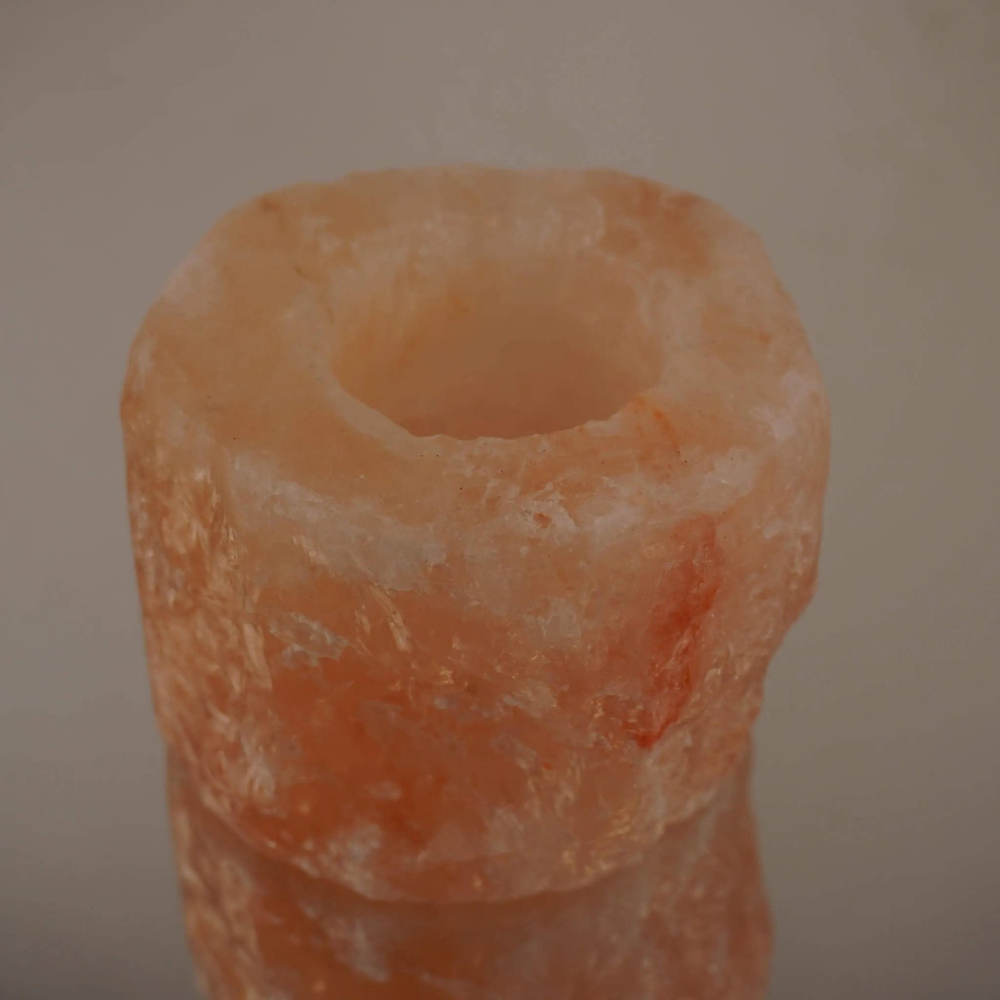 Himalaya Salzkristall Kerzenhalter auf spiegelnder Oberfläche