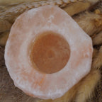 Himalaya Salzkristall Kerzenhalter von oben fotografiert auf Trockenpflanzen