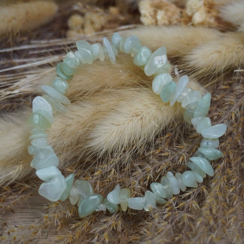 Jade Splitterarmband auf beigen Trockenblumen im natürlichen Boho-Stil