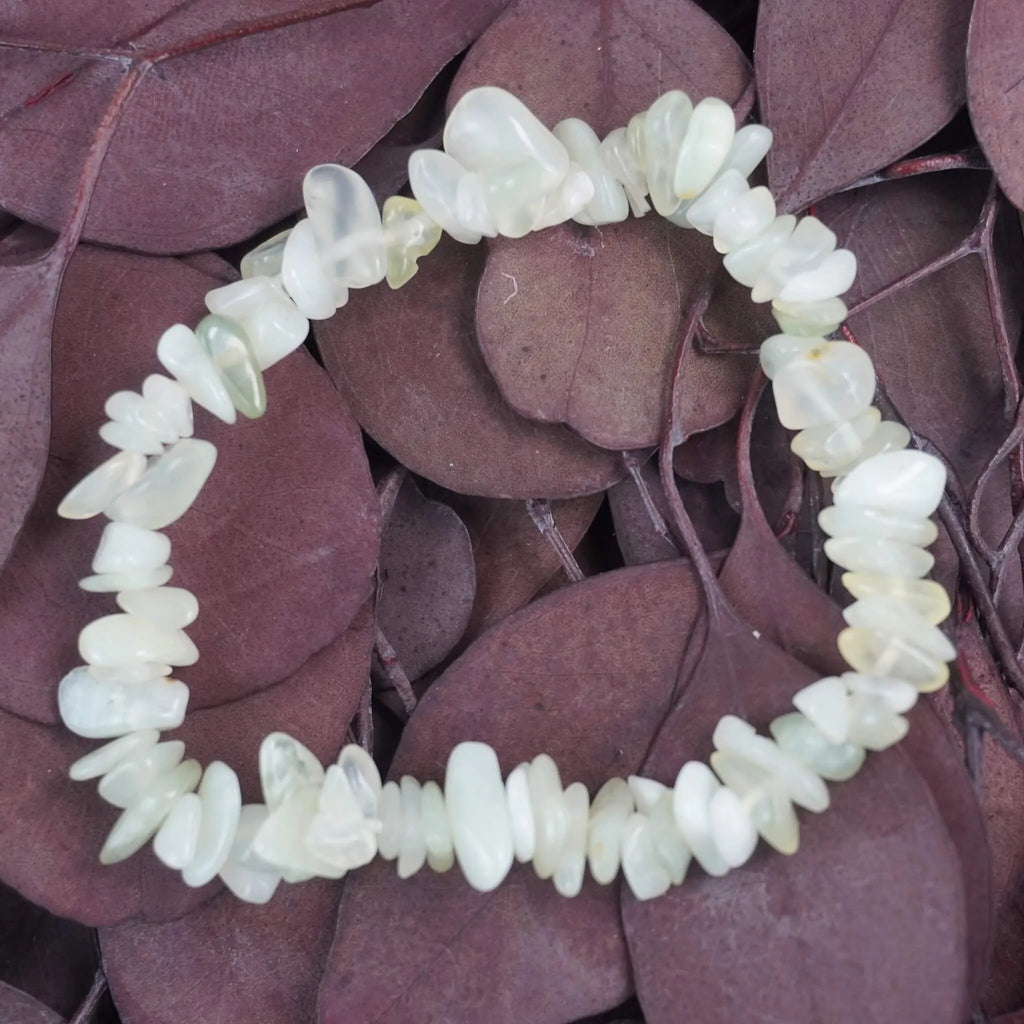 Jade Splitterarmband auf violett-braunen Blättern modern in Szene gesetzt