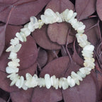 Jade Splitterarmband auf violett-braunen Blättern modern in Szene gesetzt