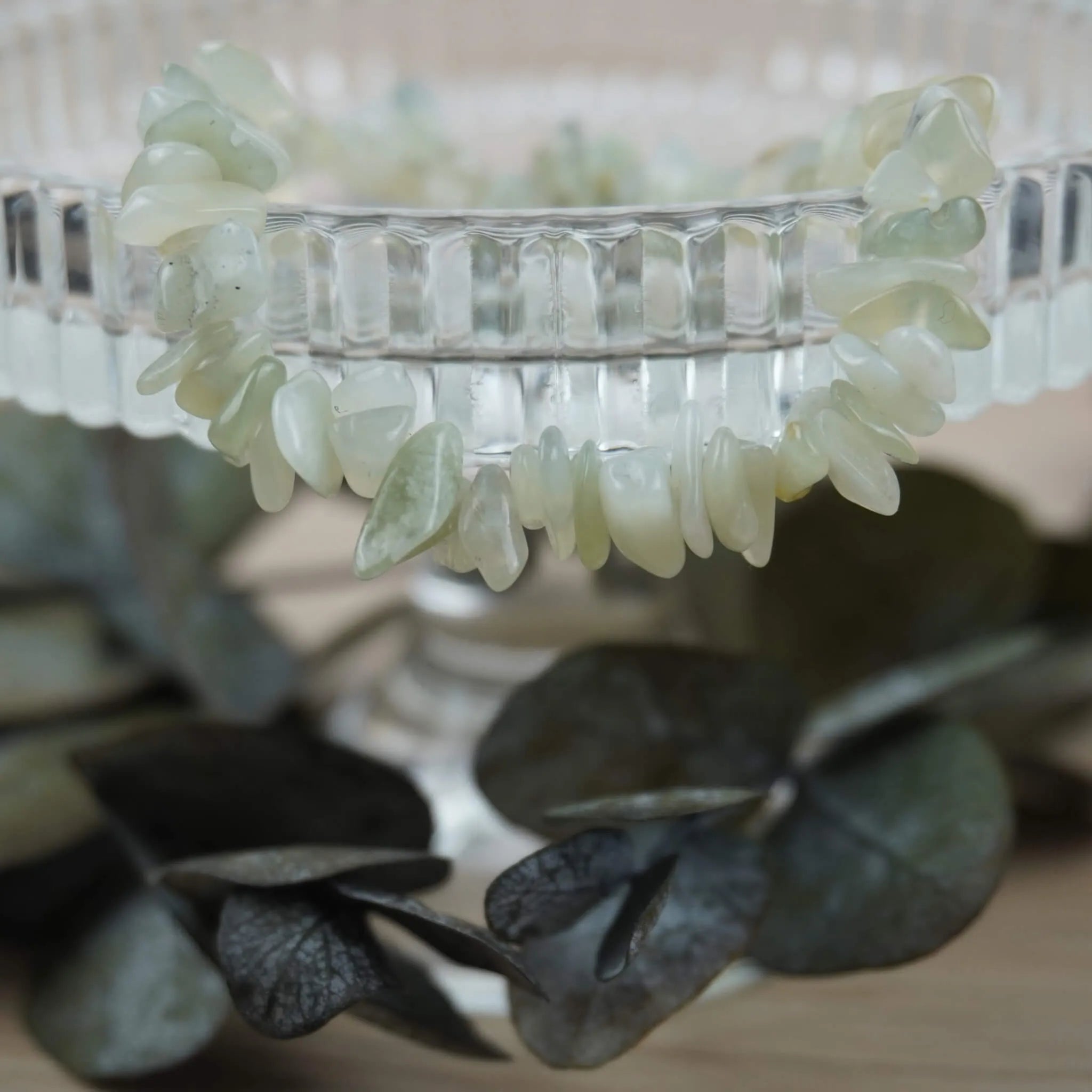 Zartes Jade Splitterarmband auf Glas-Schale mit Eukalyptus dekoriert