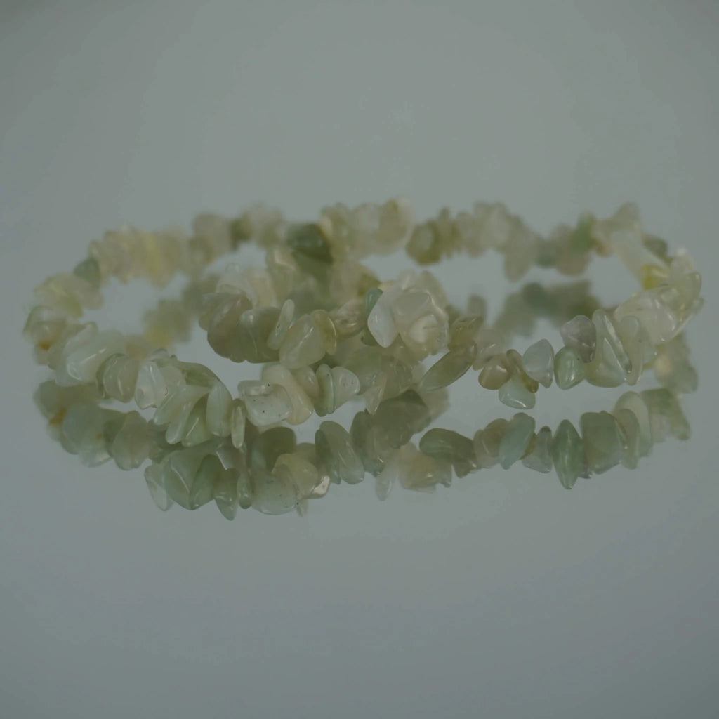 Jade Splitterarmband auf spiegelnder Fläche mit eleganter Reflexion