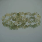 Jade Splitterarmband auf spiegelnder Fläche mit eleganter Reflexion