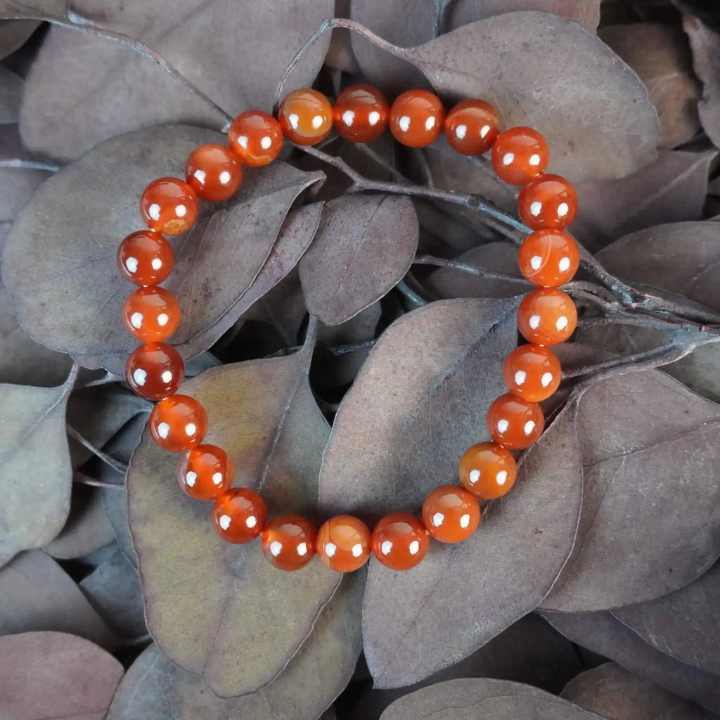Karneol Kugelarmband auf braunen Blättern